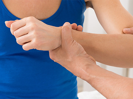 Боль в руке: возможные причины и принципы лечения